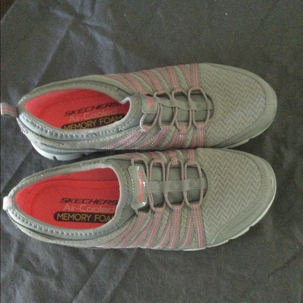 Women’s Skechers Air-Cooled memory foam   No rips or tears in great condition.